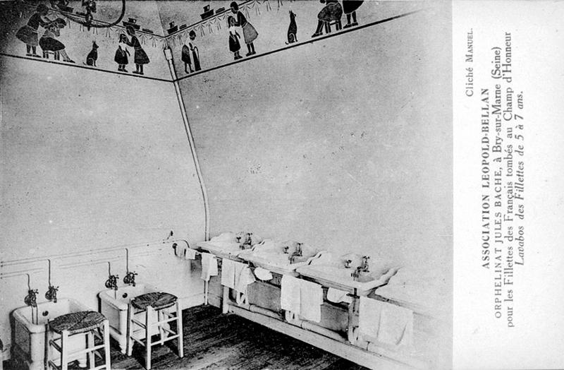 Vue intérieure (lavabos) de l'orphelinat Jules Bache de l'association Léopold-Bellan (construit dans le parc de la maison de Daguerre).