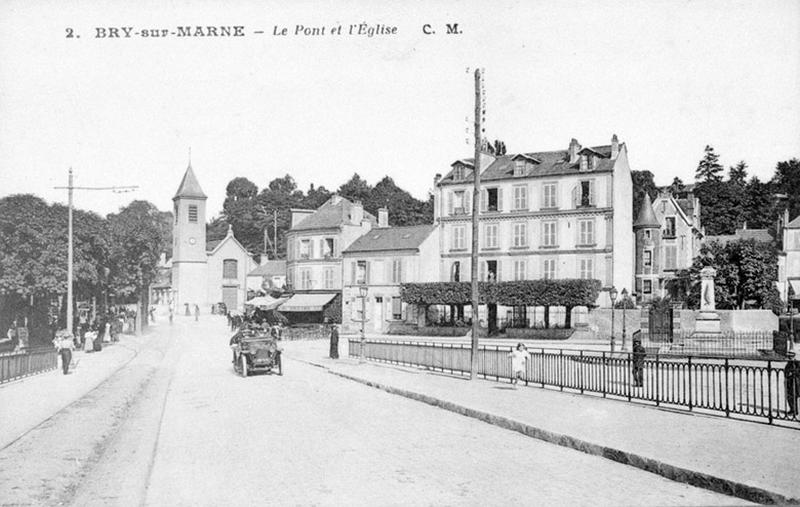 Vue de l'entrée de la ville depuis le pont de Bry vers l'église.