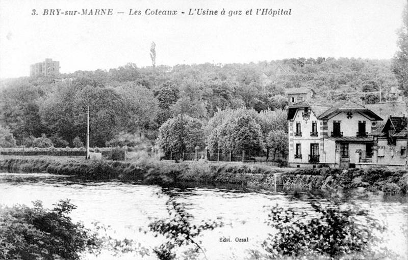 Vue depuis la rive du Perreux vers le quai de Bry-sur-Marne. Au premier plan, l'usine à gaz, en arrière plan, le nouvel hôpital Saint-Camille (vers 1939).
