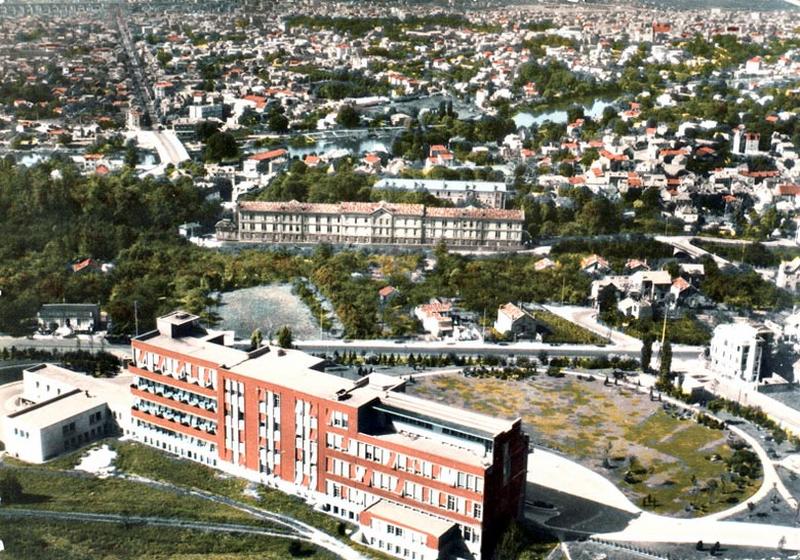 Vue aérienne de la première aile du bâtiment.