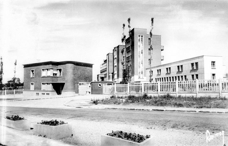 Vue du bâtiment d'entrée, à l'arrière plan, la première aile du bâtiment principal.