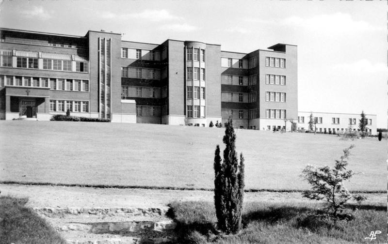 Vue de la première aile du bâtiment principal, au premier plan le parc.