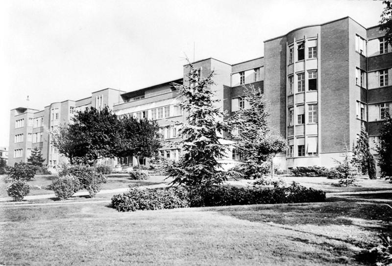 Vue de la première aile du bâtiment principal.