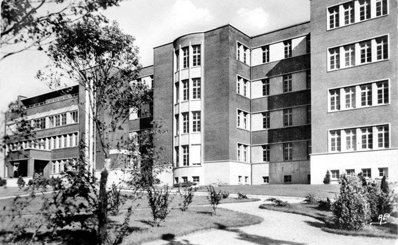 Vue de la première aile du bâtiment principal.