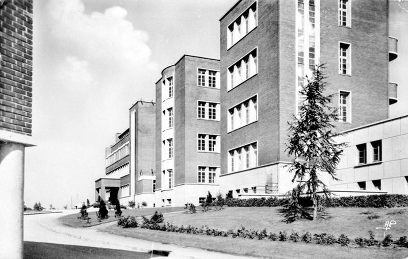 Vue de la première aile du bâtiment principal.