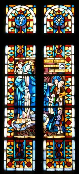 Verrière de la chapelle. Notre-Dame consolatrice des affligés, priez pour nous. Dessinée en 1951 par J. Le Breton et réalisée par R. Brenner.
