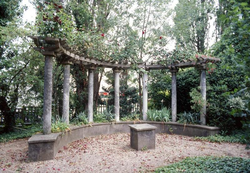 Pergolas de ciment dans le parc de l'hôpital.