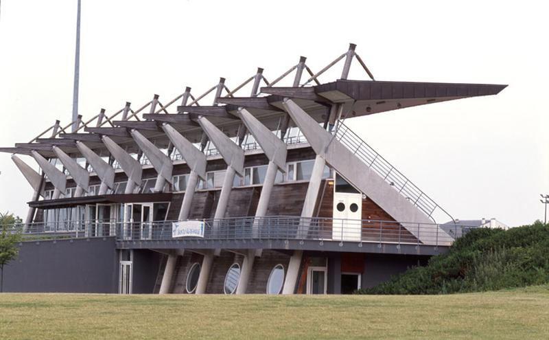 Vue d'ensemble du bâtiment des tribunes.