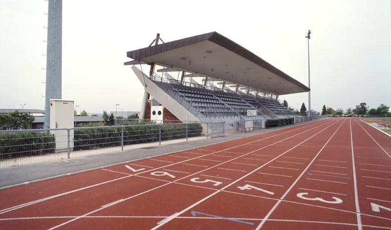 Vue d'ensemble du bâtiment des tribunes depuis la piste.
