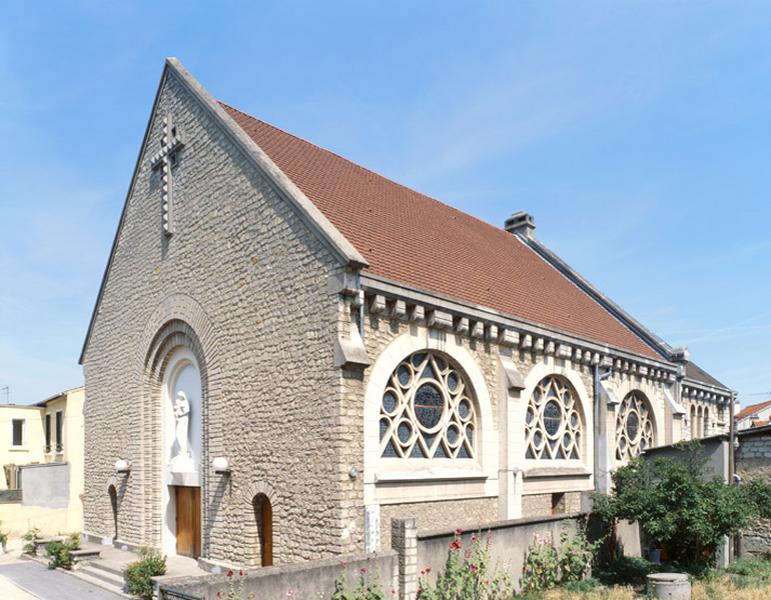 Vue de la façade principale et de l'élévation sud.