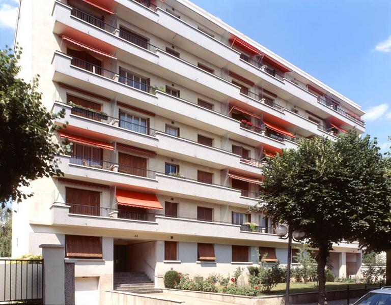 Vue de la façade sur rue du principal bâtiment, de la résidence construite en 1968.