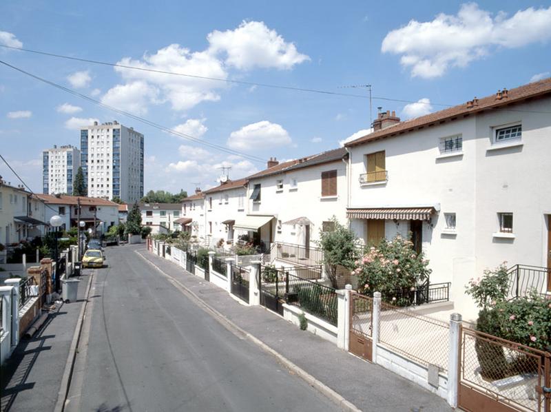 Vue générale du lotissement ; en arrière plan, les tours du grand ensemble des Mordacs.