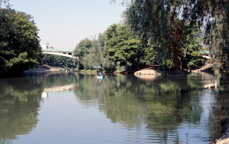 Vue depuis le chemin de contre-halage Camille-Pissaro de l'île de l'Abreuvoir et du pont de Champigny sur la Marne.