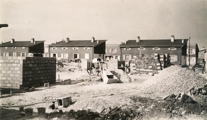 Vue du chantier, à l'arrière plan les Castors du Bâtiment, rue des Castors où les maisons sont achevées.
