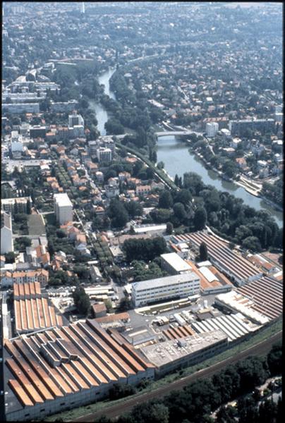 Vue aérienne du centre ville, au premier plan les ateliers de l'usine Air-Liquide.