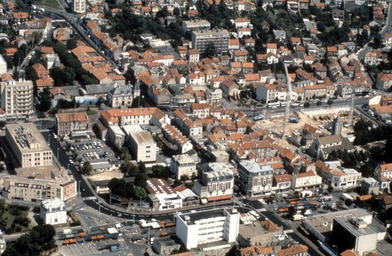 Vue aérienne du centre ville, au premier plan l'îlot de la mairie avant la réalisation de l'extension de Paul Chemetov.