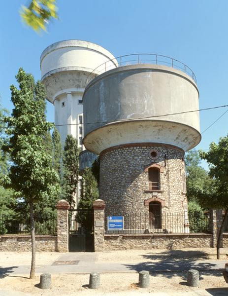Vue d'ensemble des deux châteaux d'eau, le premier portant la date 1907, l'autre construit dans l'entre-deux-guerres.