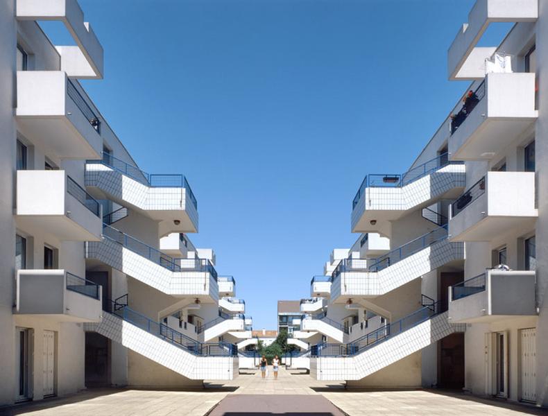 Opération de logements sociaux dite de la Grande Prairie, réalisée en 1986 ; vue d'ensemble de la première cours intérieure.