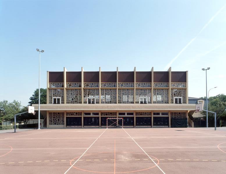 Vue extérieure du bâtiment construit en 1972.