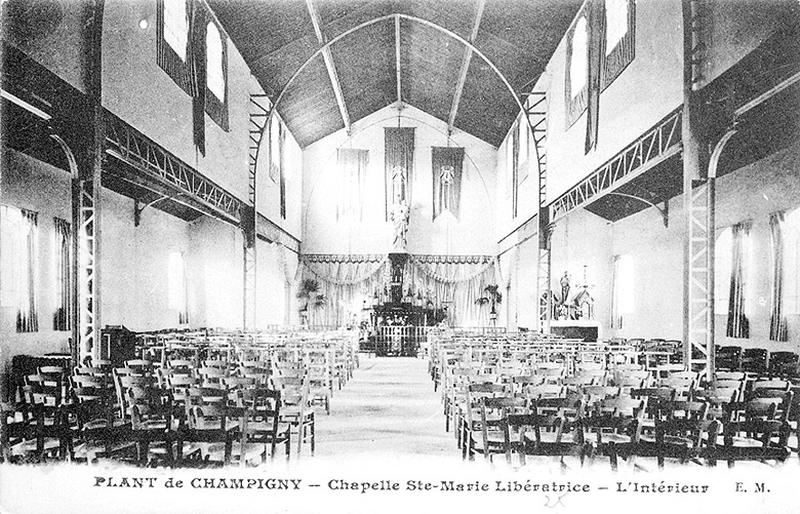 Vue intérieure de l'ancienne chapelle où la structure metallique est laissé apparente.