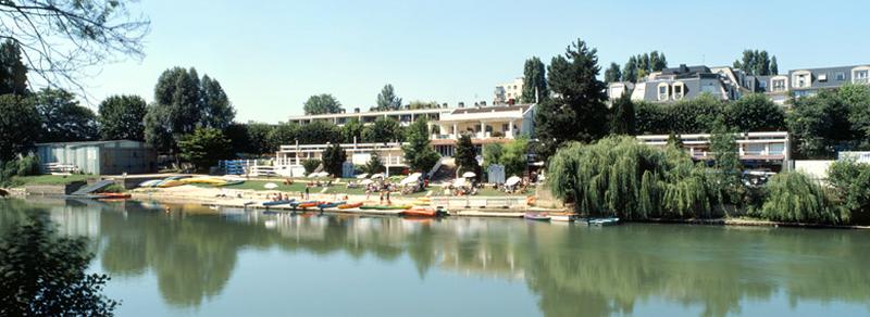 Vue générale sur la Marne depuis la rive opposée des bâtiments aujourd'hui transformés en club d'aviron durant l'animation Champigny-Plage de l'été 2006.