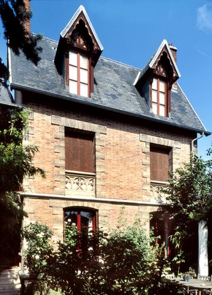 Vue d'ensemble de la maison présentant un décor néo-gothique.