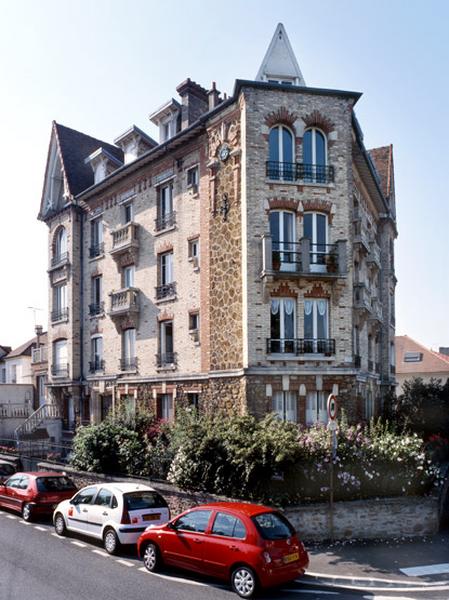 Vue d'ensemble du bâtiment construit au début du XXe siècle par l'entrepreneur du Perreux Thionnet.