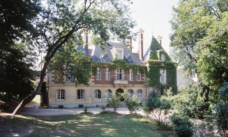 Vue d'ensemble de la maison de repos pour jeunes femmes, construite dans l'entre-deux-guerres et aujourd'hui transformée en un des bâtiments de l'institut médico-pédagogique Léopold-Bellan.