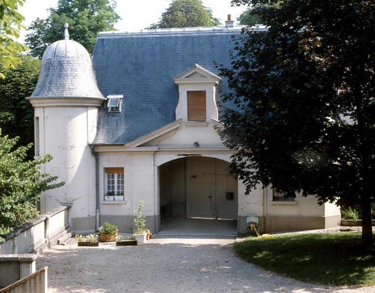 Détail du bâtiment de l'entrée, vestige de l'ancienne propriété ayant appartenu à Daguerre.