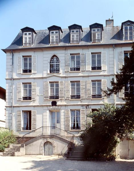 Vue d'ensemble de la maison construite après la Guerre de 1870, transformée au début du XXe siècle en orphelinat, aujourd'hui un des bâtiments de l'institut médico-pédagogique Léopold-Bellan.