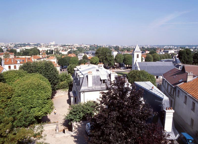 Vue vers le village de Bry-sur-Marne, depuis les combles de la maison construite après la Guerre de 1870, transformée au début du XXe siècle en orphelinat, aujourd'hui un des bâtiments de l'institut médico-pédagogique Léopold-Bellan.