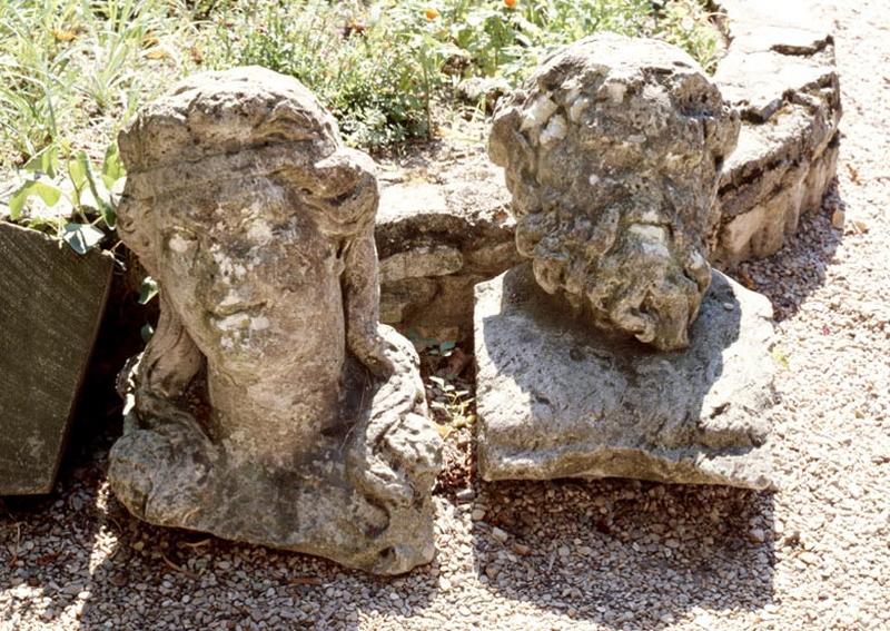 Détail de deux bustes sculptés stockés dans la cour de l'institut Léoplod-Bellan dont la provenance est inconnue.