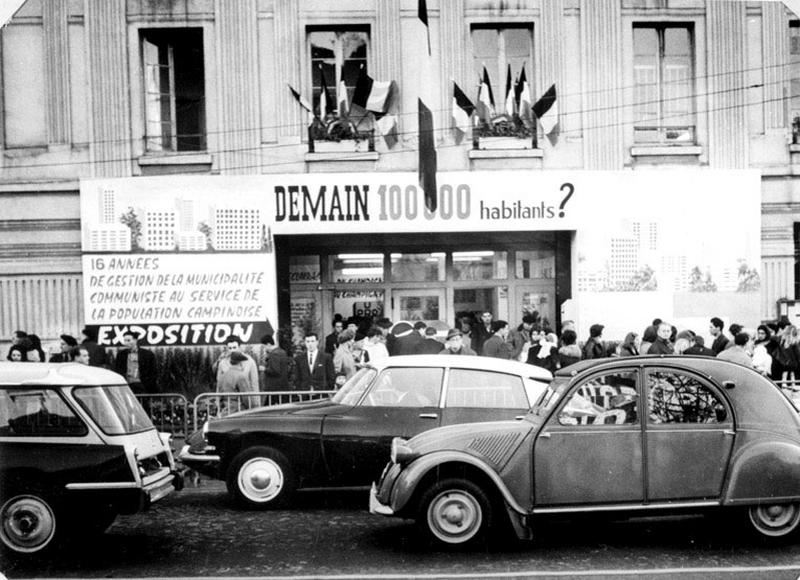 Entrée de la mairie en 1963 lorsque s'y tenait l'exposition 'Demain 100 000 habitants ?'