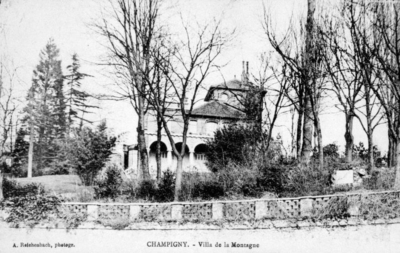 Vue de la villa depuis la route.