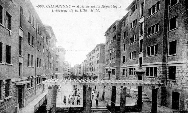 Vue des espaces extérieurs entre certains bâtiments de la cité.