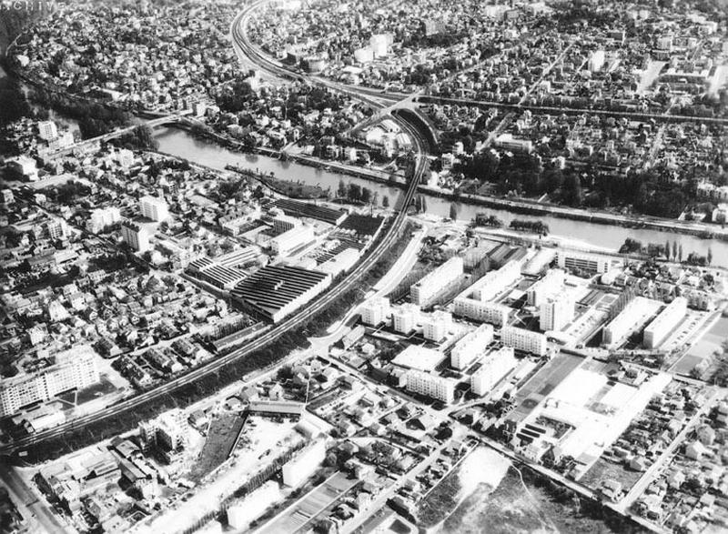 Vue aérienne du centre-ville et du quartier du Maroc. Au centre, la voie de chemin de fer de la Grande Ceinture, au delà les bâtiments de l'usine d'Air Liquide et sur l'autrre rive de la Marne Saint-Maur-des-Fossés.
