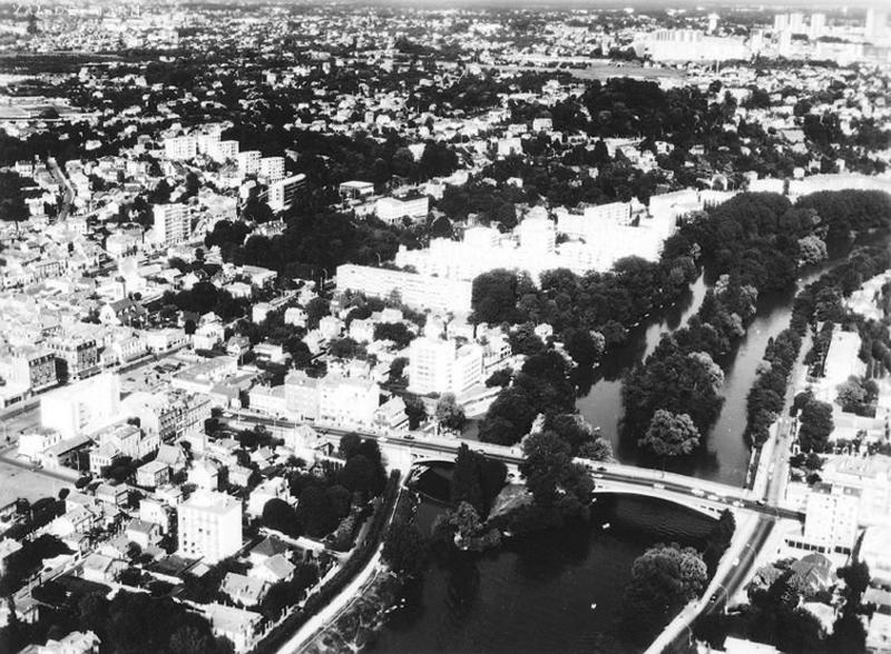 Vue aérienne du centre-ville au niveau du pont de Champigny sur la Marne.