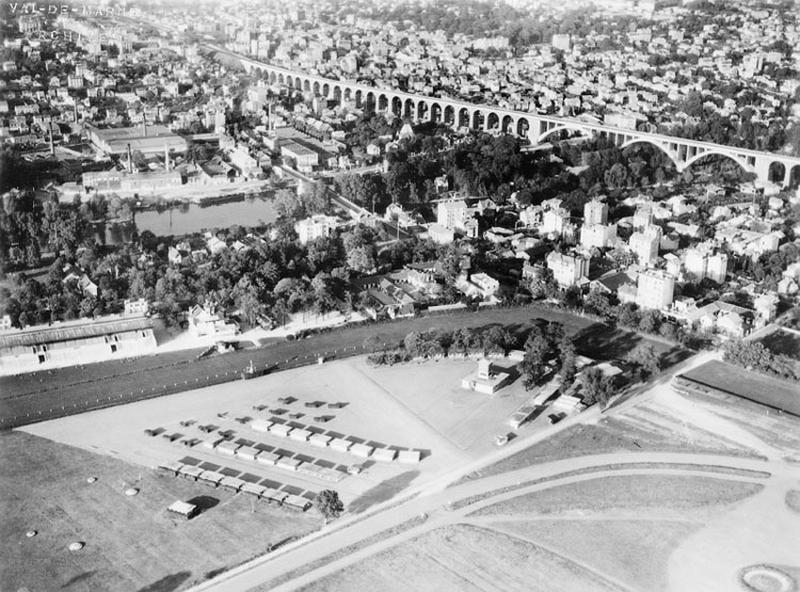 Vue aérienne du Tremblay ; au premier plan, l'hippodrome, en arrière plan, le viaduc de Nogent.