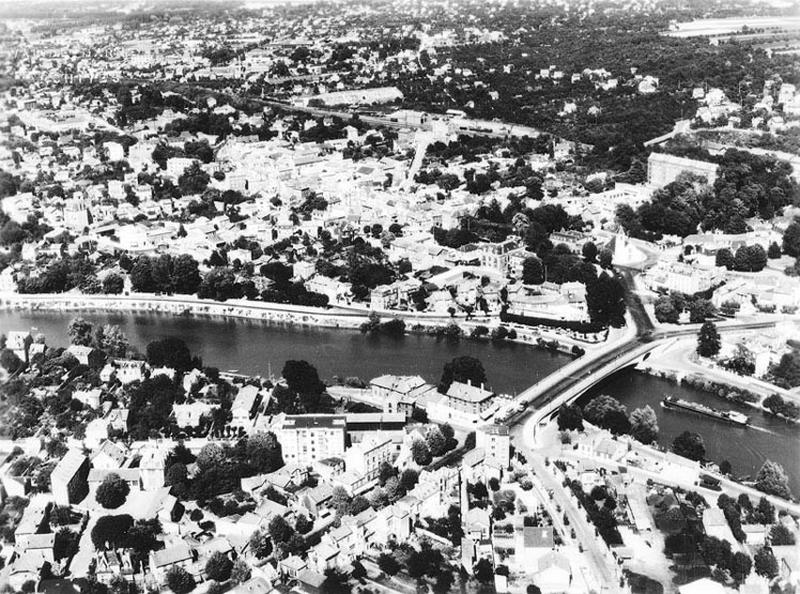 Vue aérienne du village au niveau du pont de Bry sur la Marne.