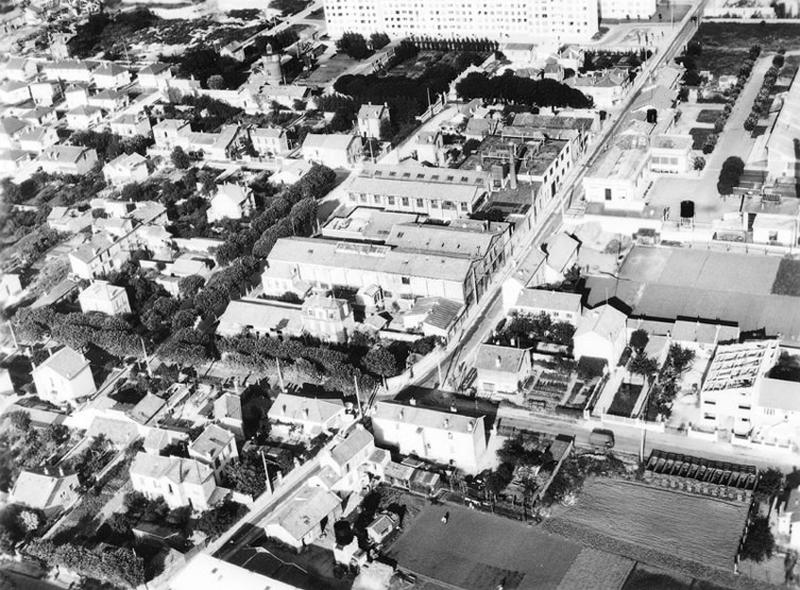 Vue aérienne du quartier du Maroc au niveau de la rue de Verdun ; de part et d'autres les ateliers des PME, dont le Rotin sur la droite.