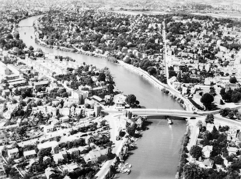 Vue aérienne de Bry et de la boucle de la Marne ; au premier plan le pont, à gauche Le Perreux-sur-Marne.