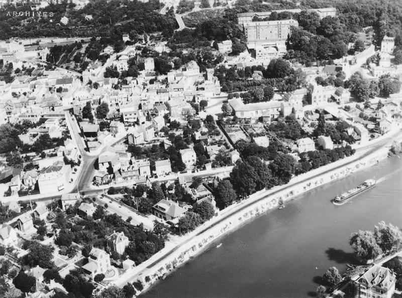 Vue aérienne de la boucle de la Marne ; en arrière plan les bâtiments de l'hospice Favier.