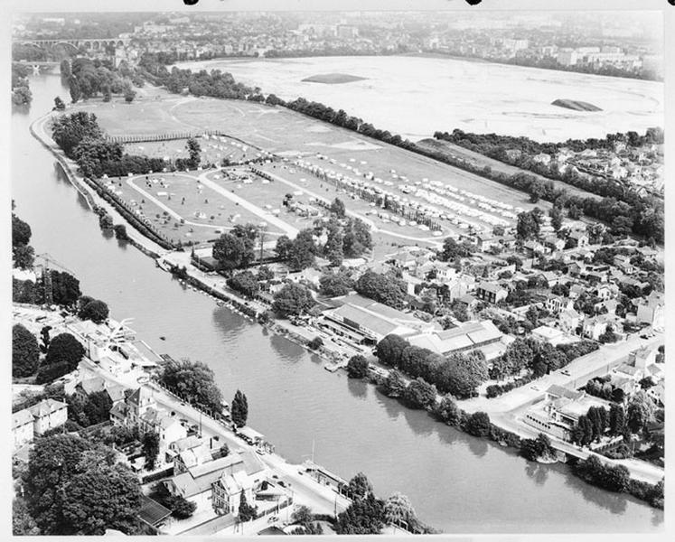 Vue aérienne du quartier du Temblay ; au premier plan le Pré-aux-Vaches et le terrain de camping avant le passage de l'autoroute A4, en arrière plan les terrains de l'ancien hippodrome.