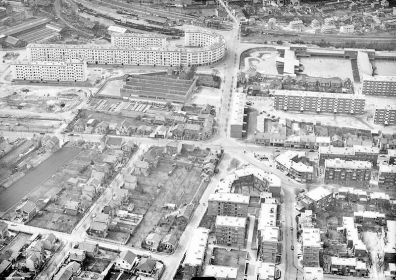 Vue aérienne du quartier des Quatre-Cités ; à l'arrière plan la cité Blanche et la cité Rouge, au premier plan la cité-jardin.