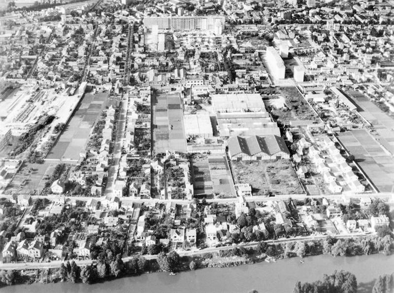 Vue aérienne du quartier du Maroc, au centre les bâtiments de l'usine du Rotin, à droite les maisons des castors de la rue des Pavillons-Fleuris.