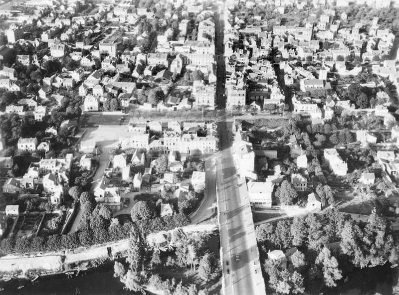 Vue aérienne du centre-ville, la rue Albert-Thomas à la sortie du pont de Champigny.