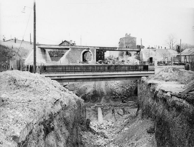 Suppression du passage à niveau de la RN 303 (avenue du Général-de-Gaulle) et démolition d'un ouvrage de la ligne Paris-Mulhouse.