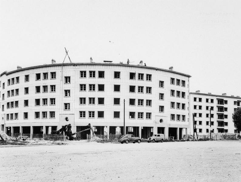 Cité Blanche en construction, vue du bâtiment en arc de cercle du côté du boulevard Gabriel-Péri.