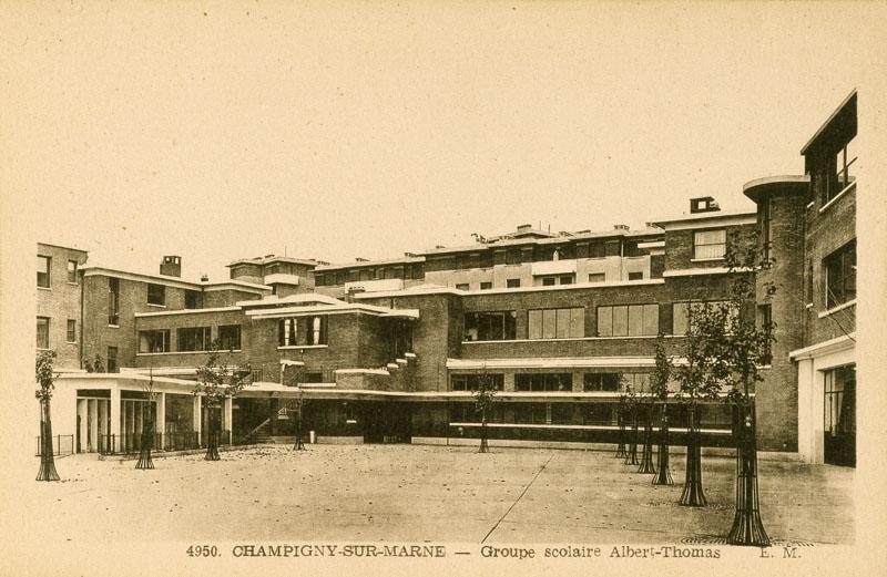 Vue du groupe scolaire depuis les cours.