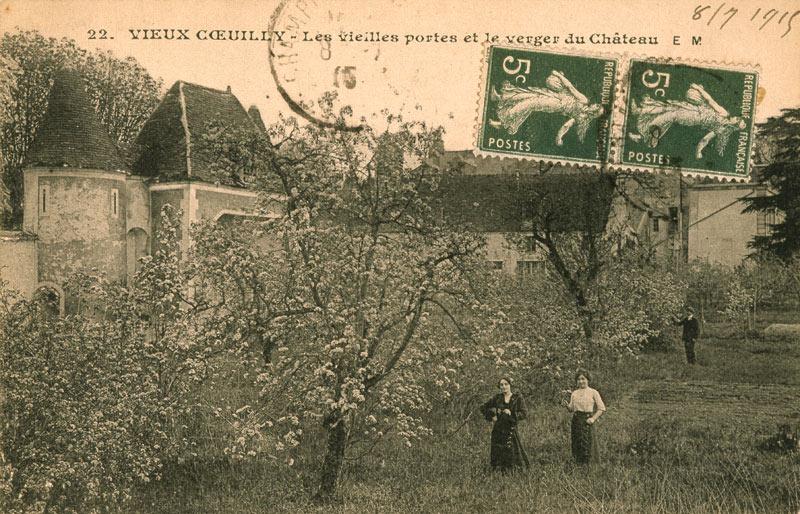 Coeuilly, les vieilles portes et les vergers du château.
